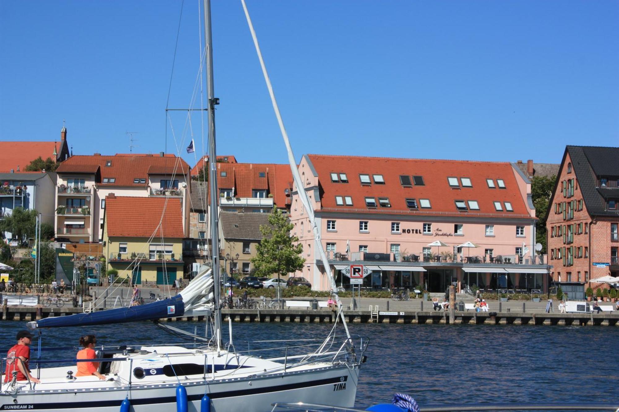 Hotel Am Yachthafen Waren  Extérieur photo