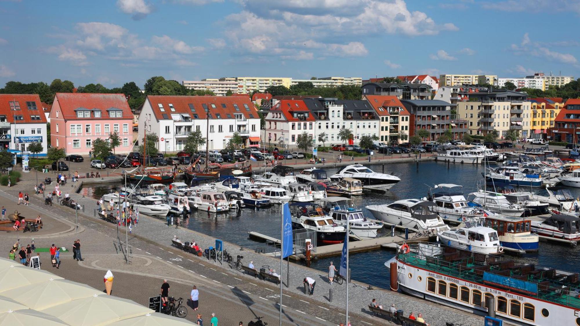 Hotel Am Yachthafen Waren  Extérieur photo